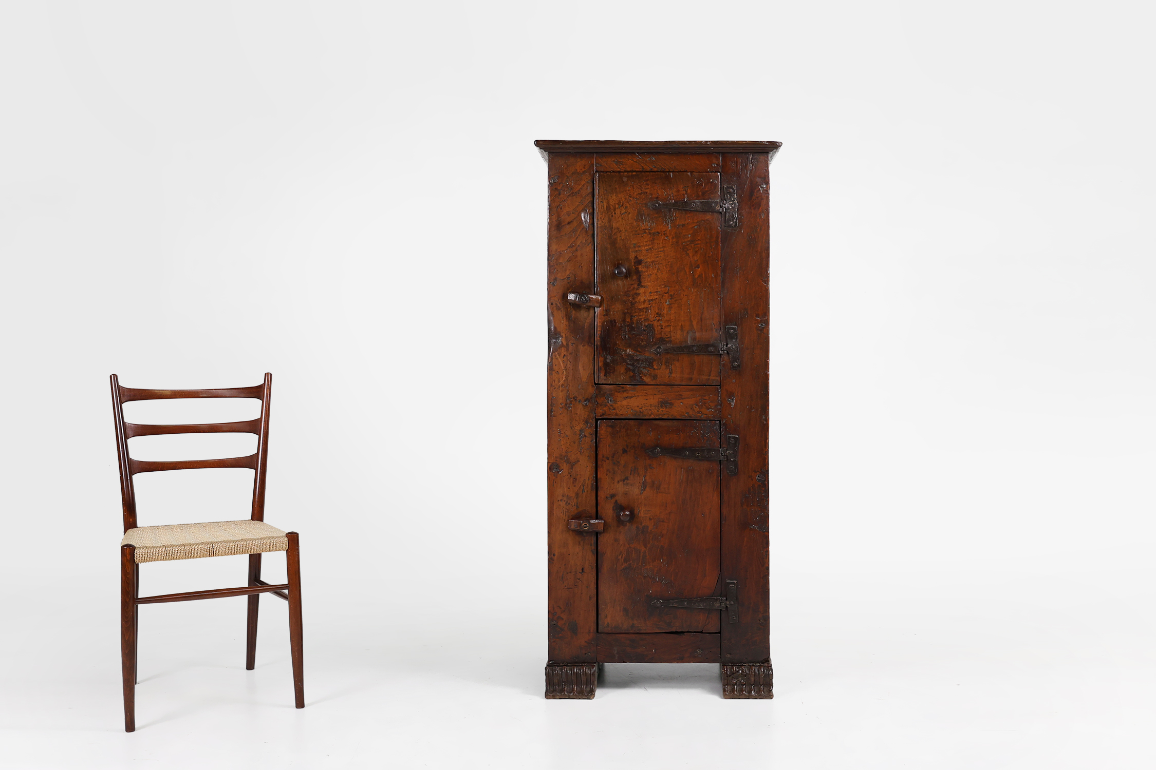 Rare French 16th century oak cabinet with beautiful patinathumbnail